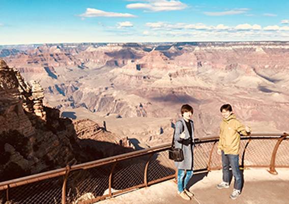 山を背にした男性2人
