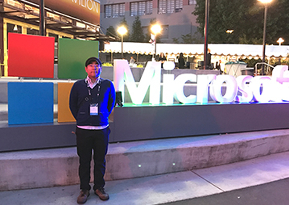 山を背にした男性2人